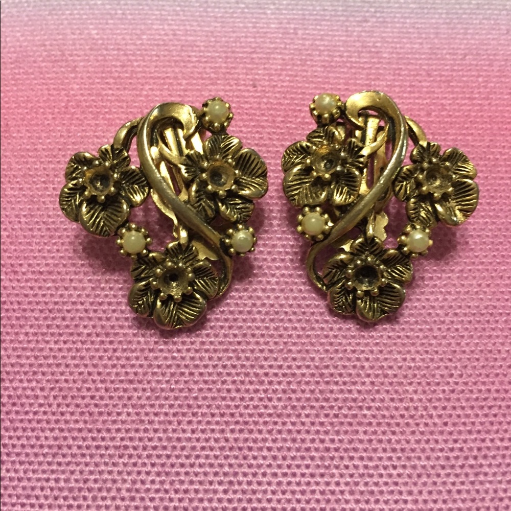 Vintage clip gold flower earrings with tiny bead